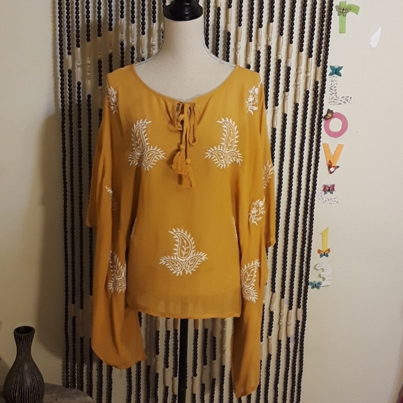 Sold Beautiful World market Top - Picture 2 of 10